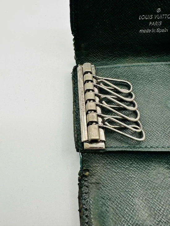Louis Vuitton Taiga Key / Card Holder - Picture 6 of 11